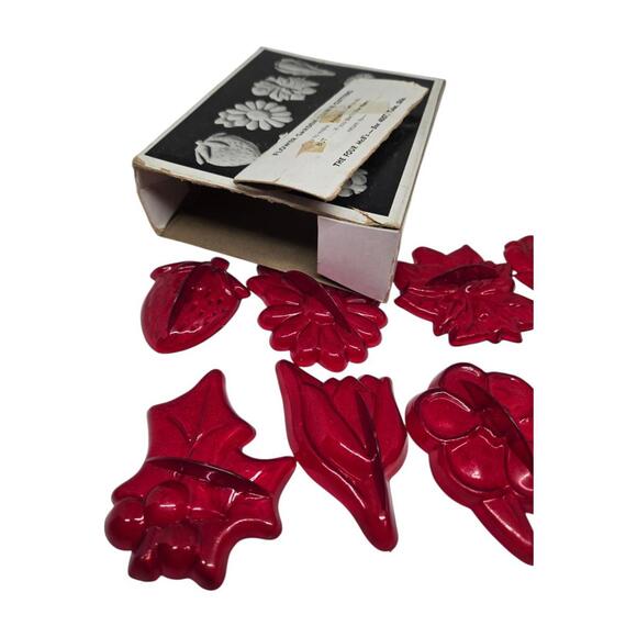 Vtg Aunt Chicks transparent Red Plastic Flower Garden Cookie Cutters, Recipe,box